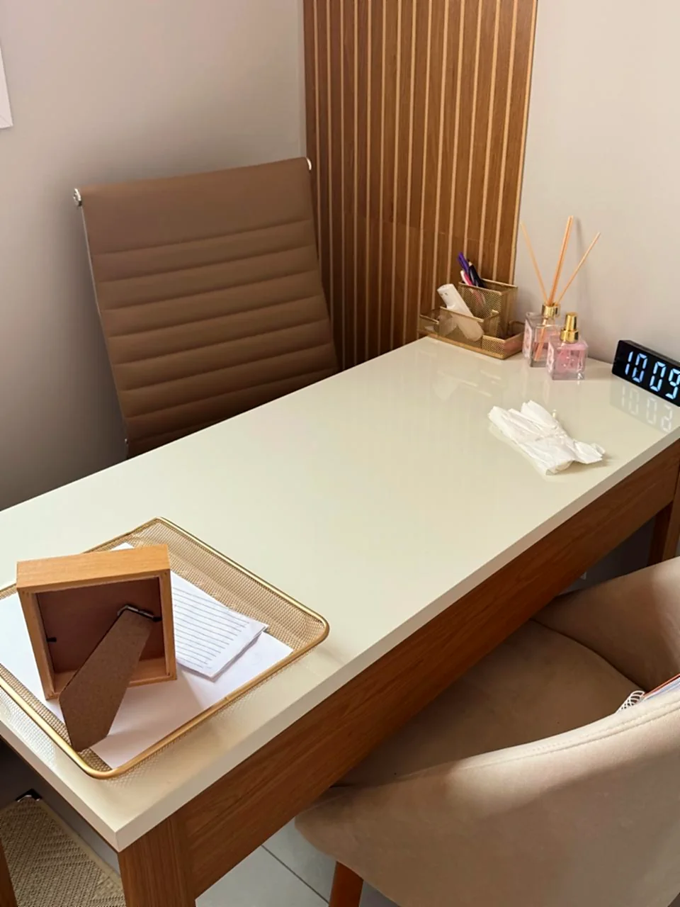 Mesa de atendimento do consultório